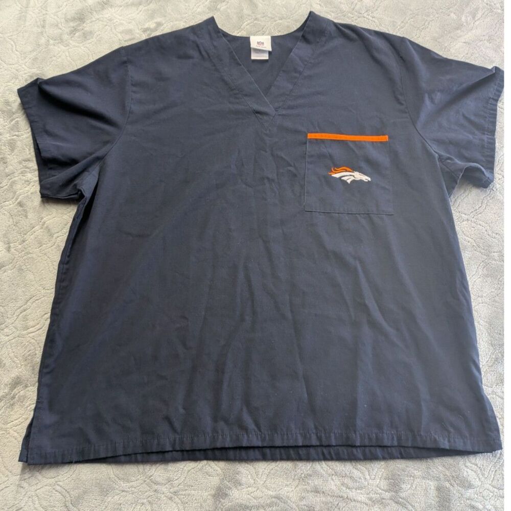 Denver Broncos NFL Scrub Top Men’s L Navy Blue V-Neck Pocket Medical Shirt